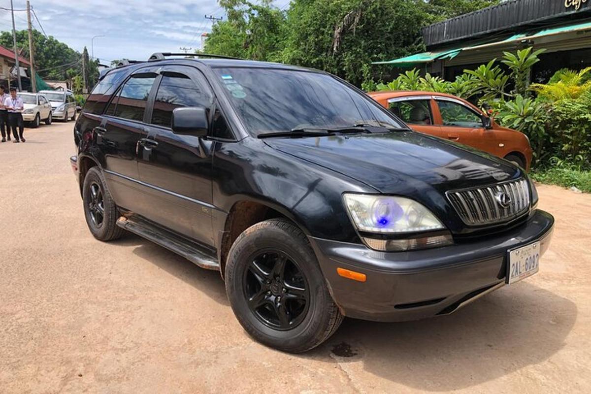 un SUV nero parcheggiato sul ciglio di una strada