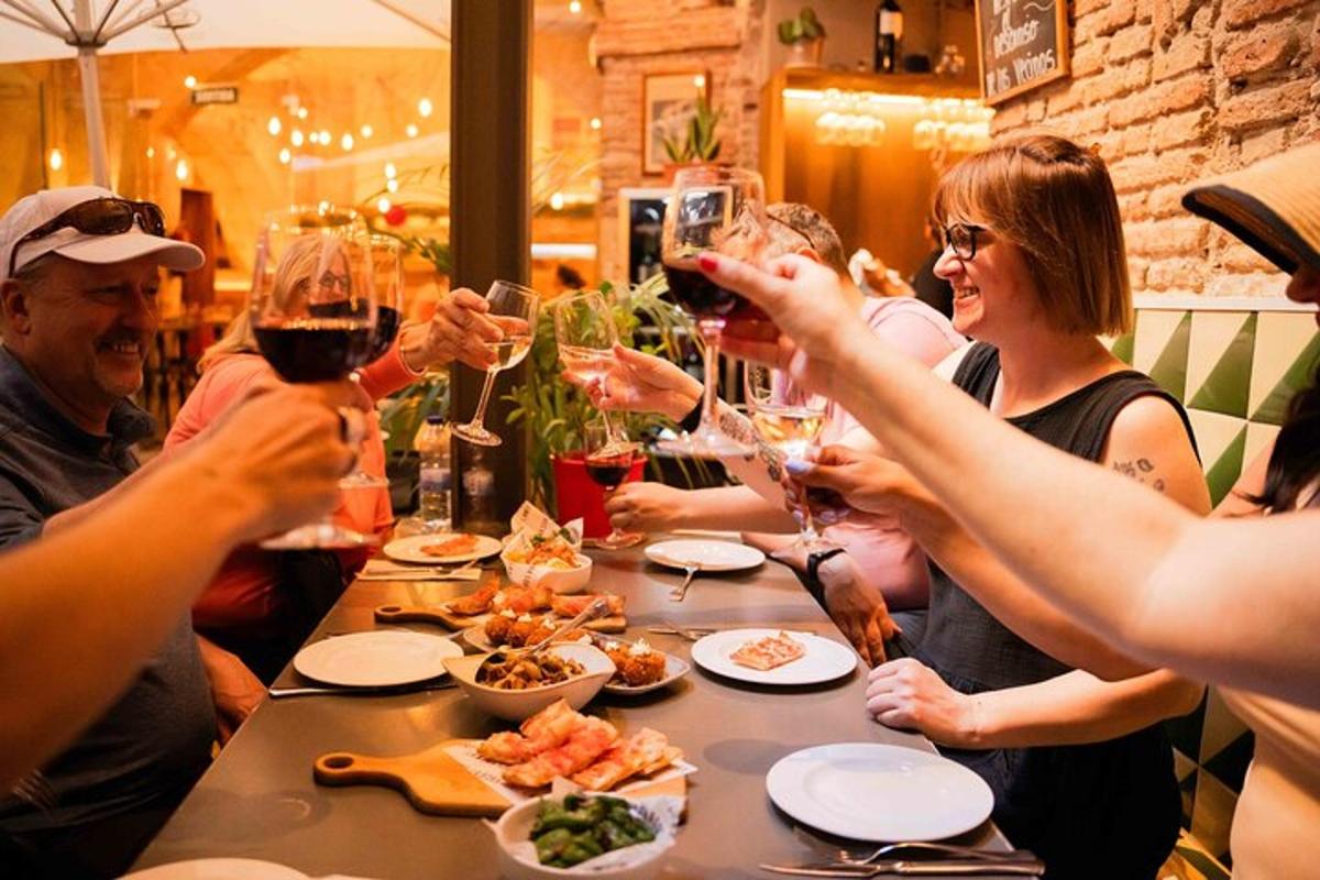 um grupo de pessoas sentadas ao redor de uma mesa bebendo vinho