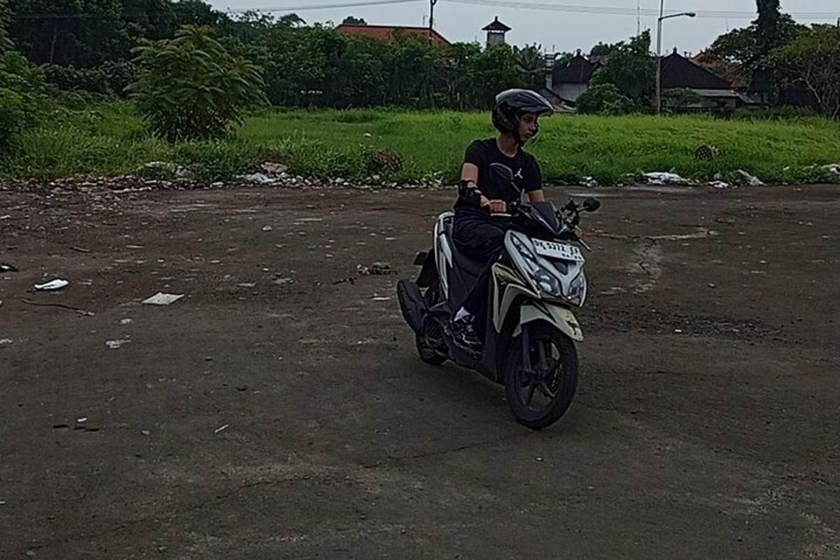 mężczyzna siedzący na motocyklu na parkingu