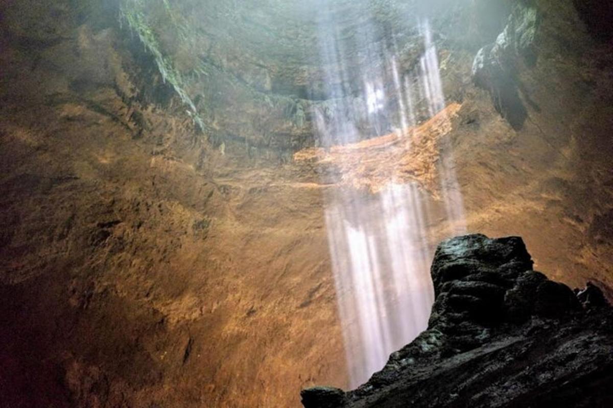 uma foto subaquática de uma cachoeira na água
