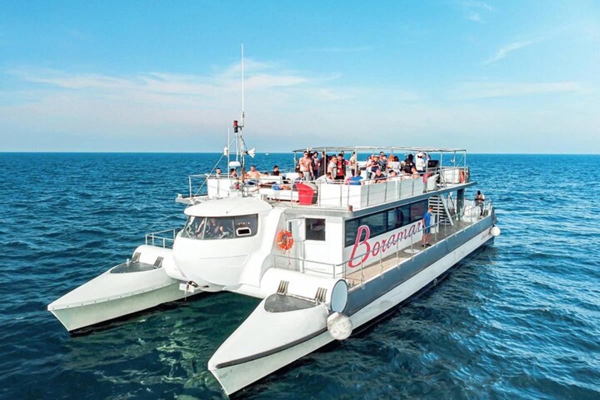 група хора на лодка във водата