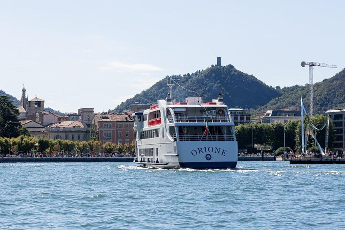 ein Boot auf dem Wasser mit einer Stadt im Hintergrund