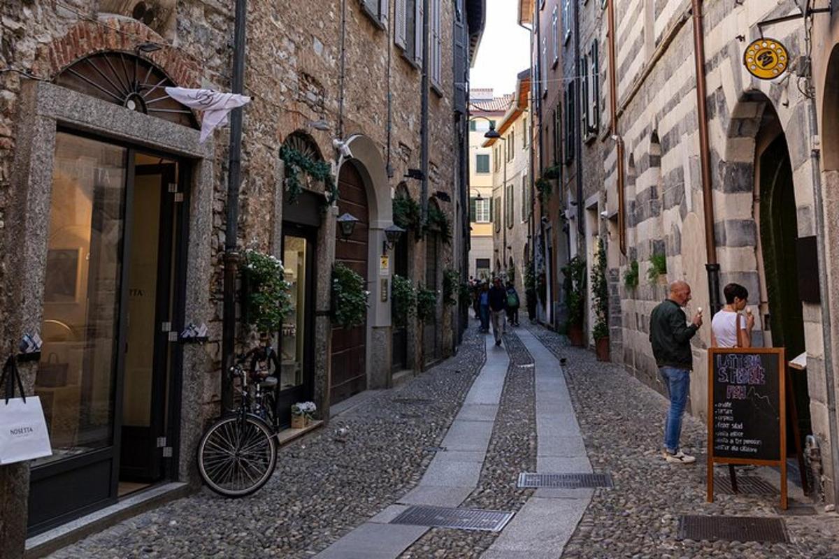 eine Gasse mit Menschen, die eine Straße entlanggehen