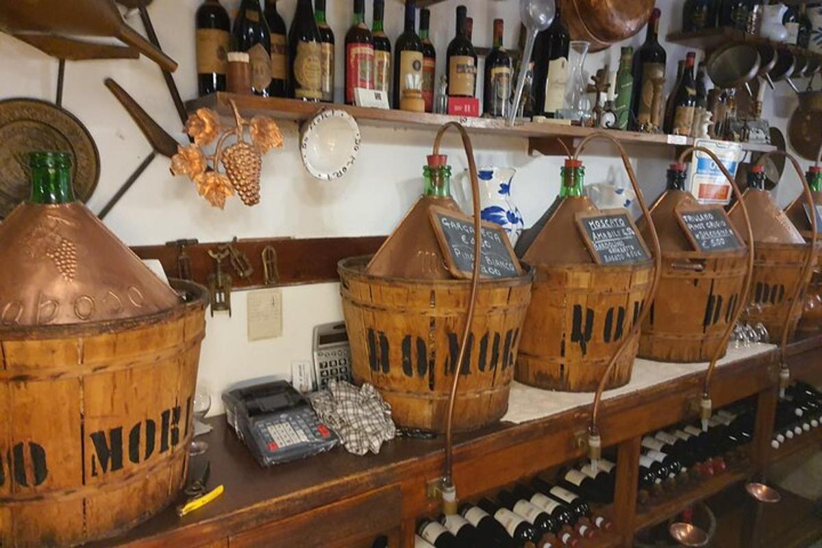 hromada košíků na poličce s lahvemi vína