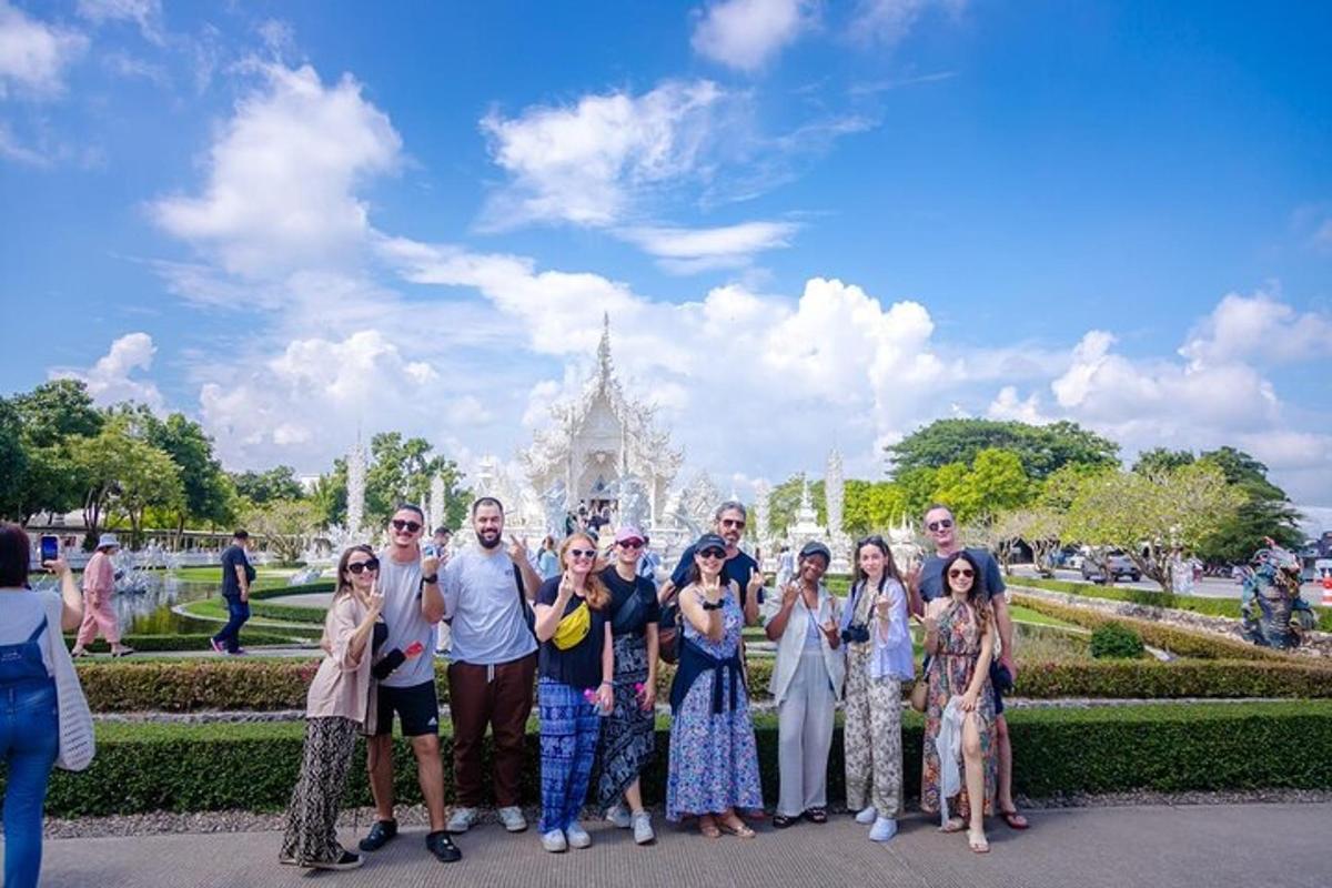 một nhóm người đang tạo dáng chụp ảnh trước công viên