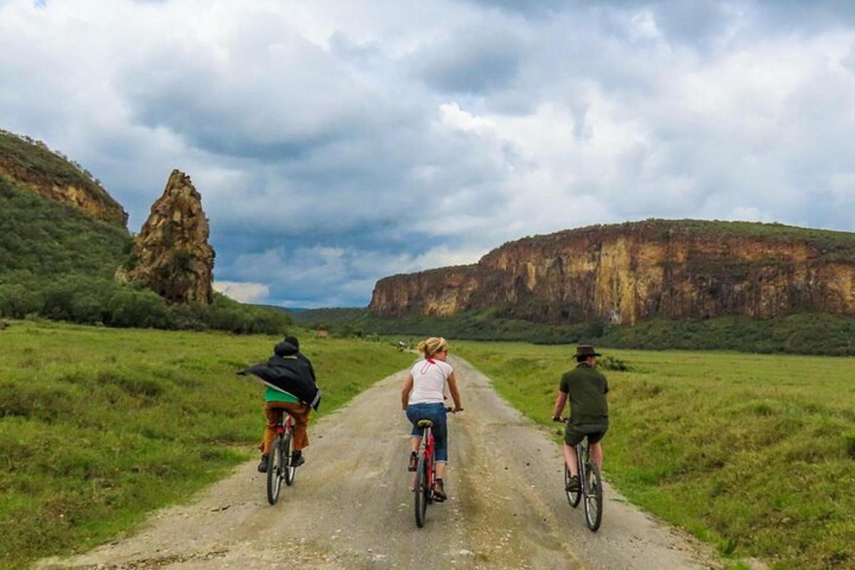 un gruppo di tre persone in bicicletta lungo una strada sterrata