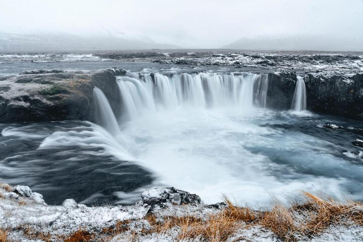 una cascada al mig d'un riu amb neu