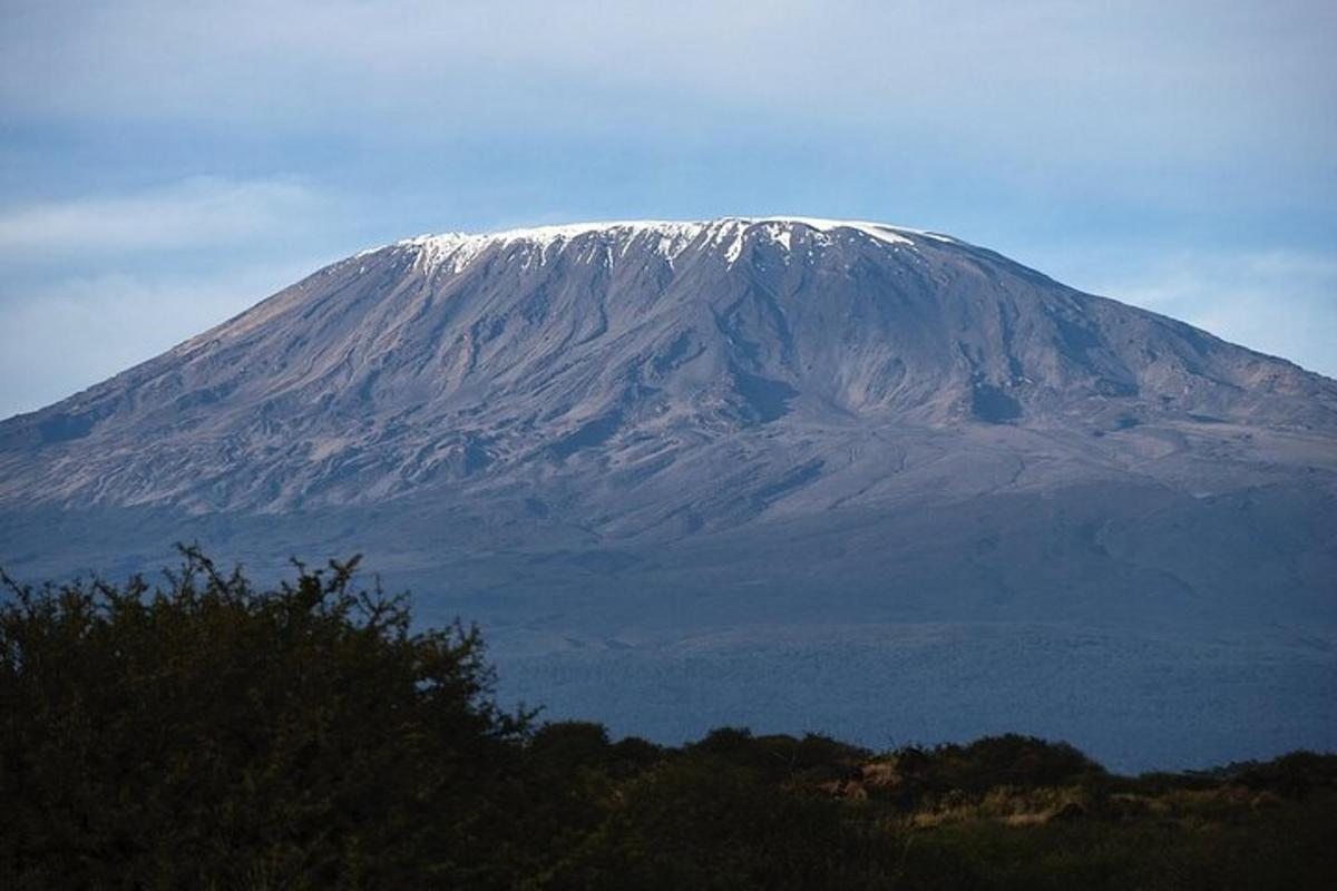 snæviþakið fjall ofan á fjalli