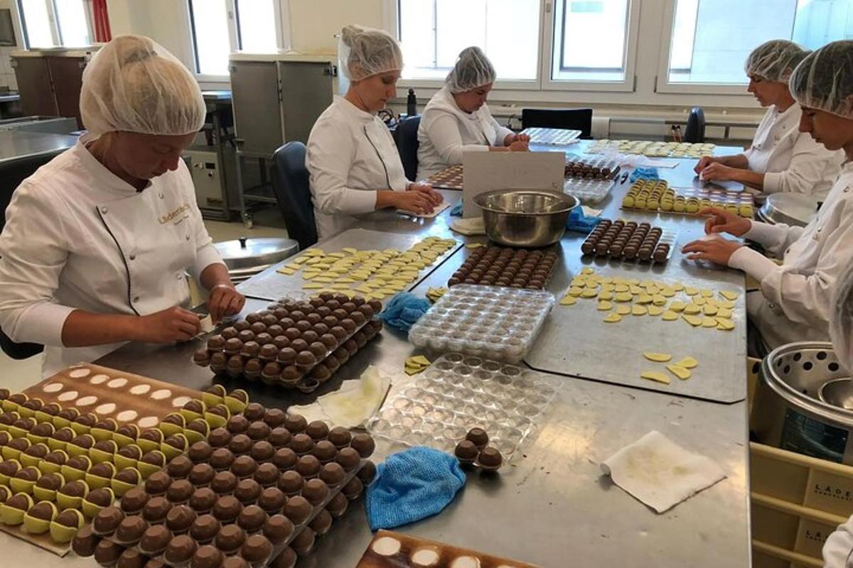 Hópur kvenna í eldhúsi að útbúa súkkulaðiegg