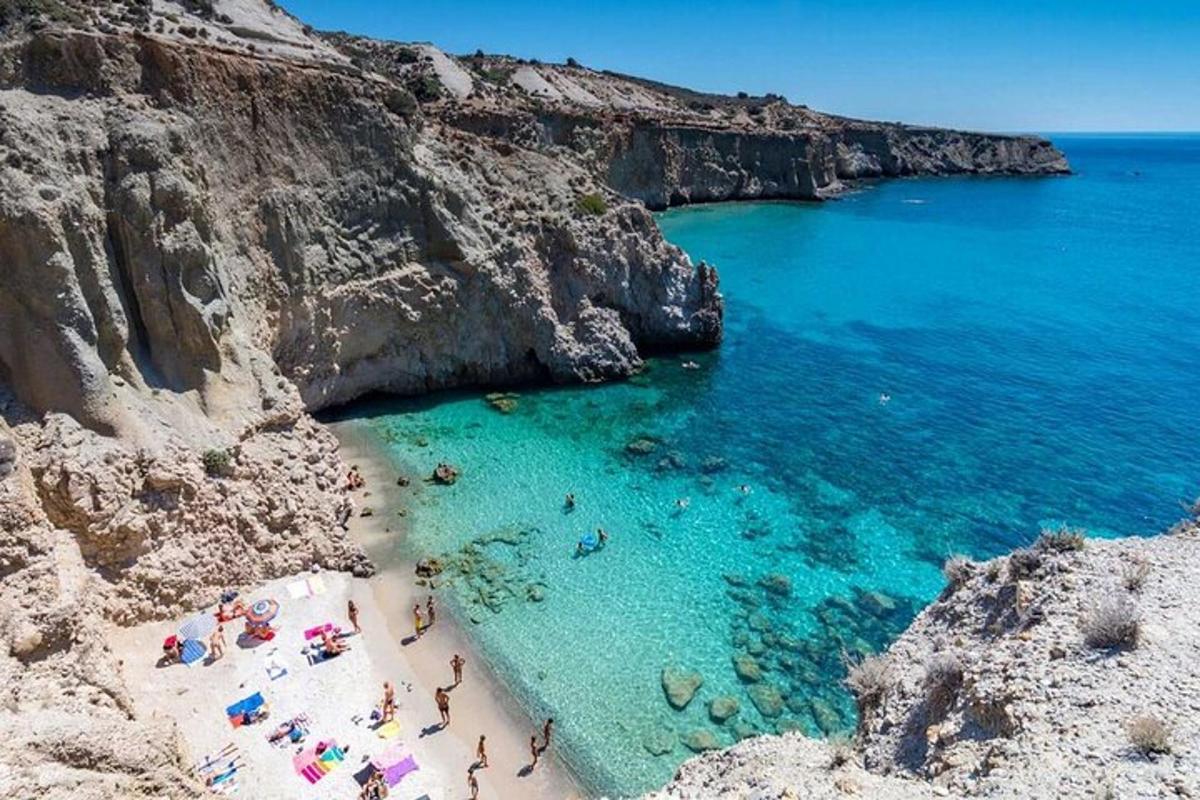 un grupo de personas en una playa cerca del agua