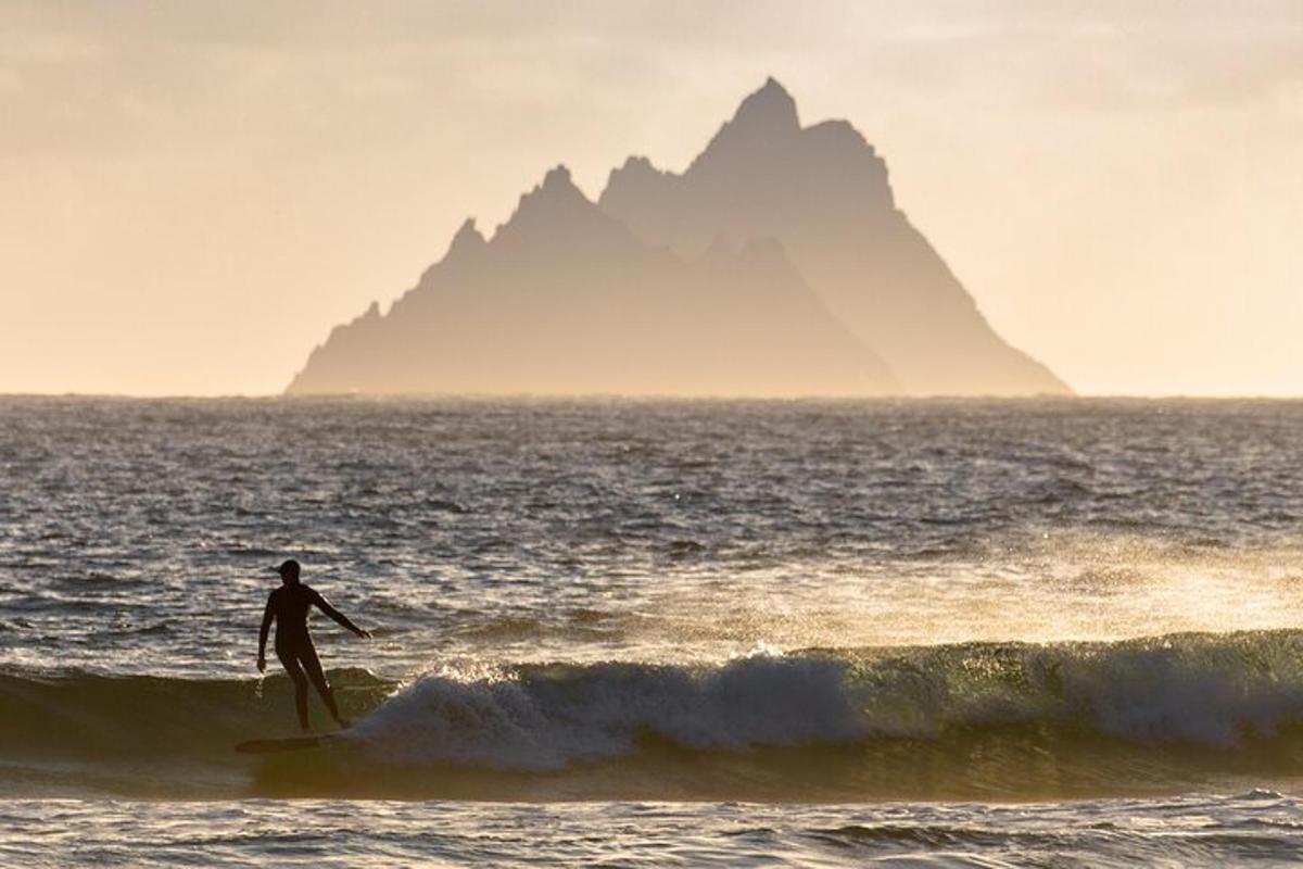 o persoană care călărește un val pe o placă de surf în ocean