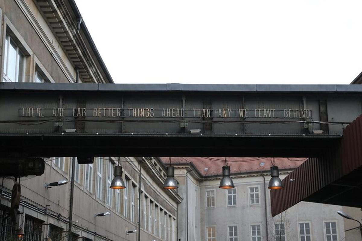 cedule, která hlásí, že jejich život je lepší než jakákoli část jejich budovy