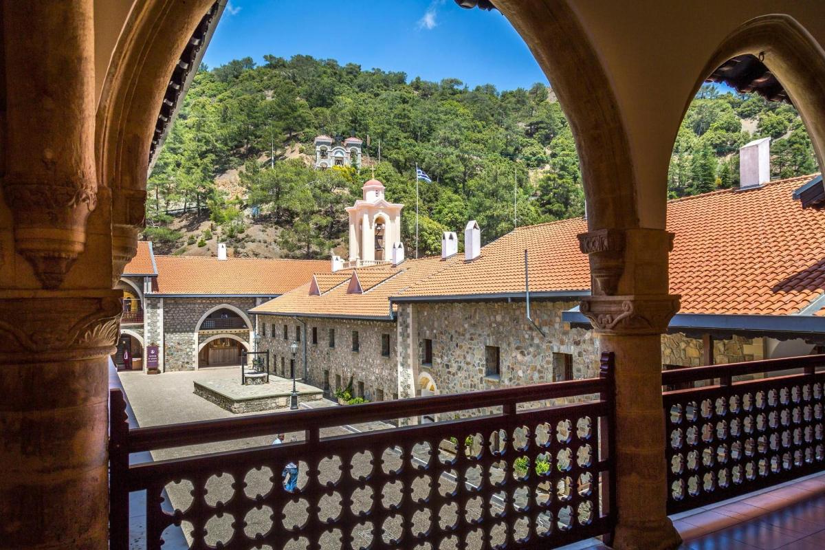 pohled na hrad z balkonu budovy