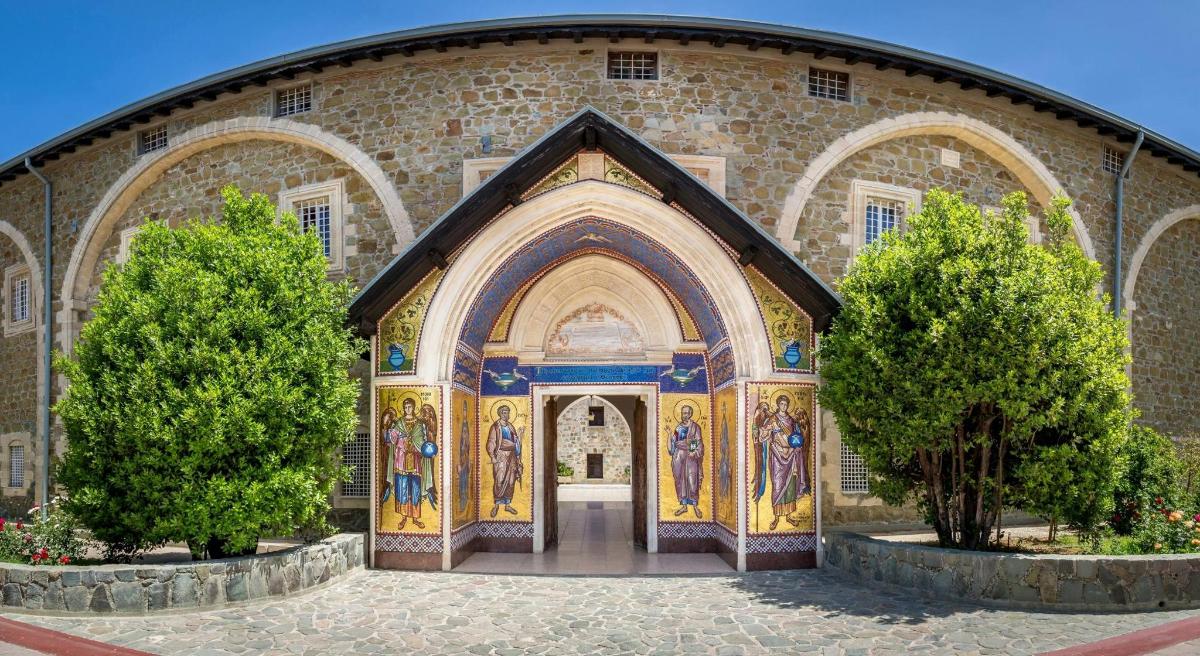 vchod do kostela s mozaikami
