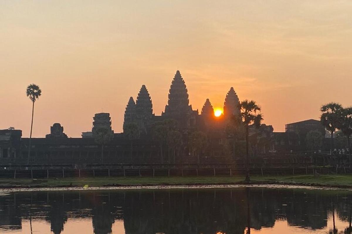 Ηλιοβασίλεμα πάνω από τον ναό Angkor Wat