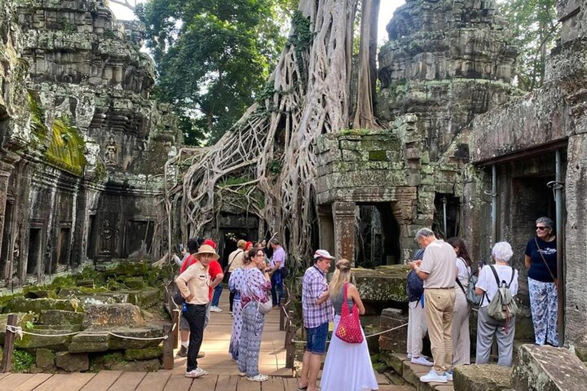 een groep mensen die rond een tempel staan