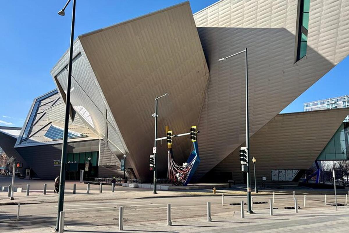 un edificio con una bandiera americana di fronte