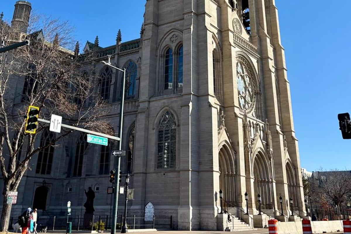 una grande chiesa con un orologio sulla facciata