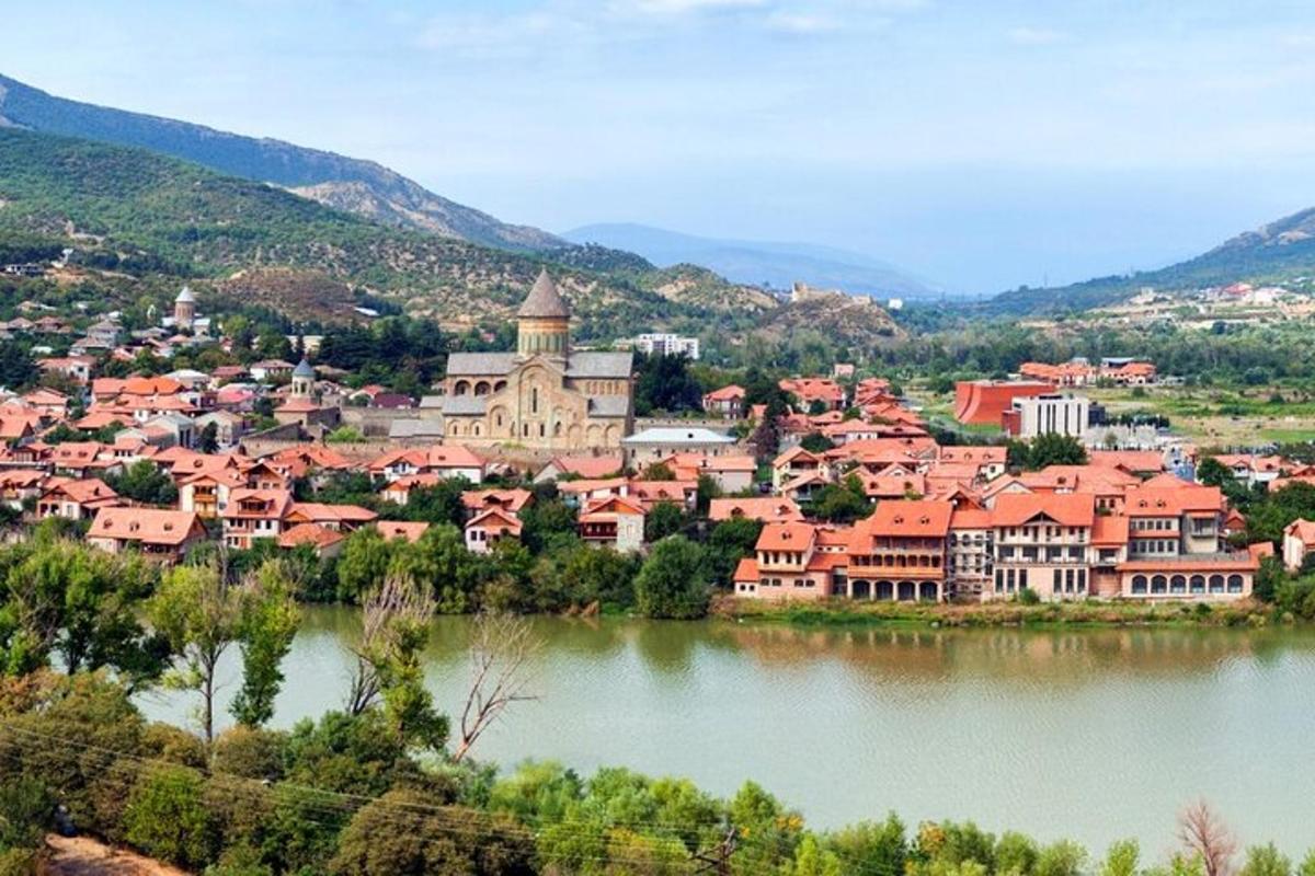 una vista d'un poble al costat d'una massa d'aigua