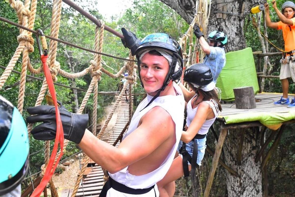 žena na zipline v džungli