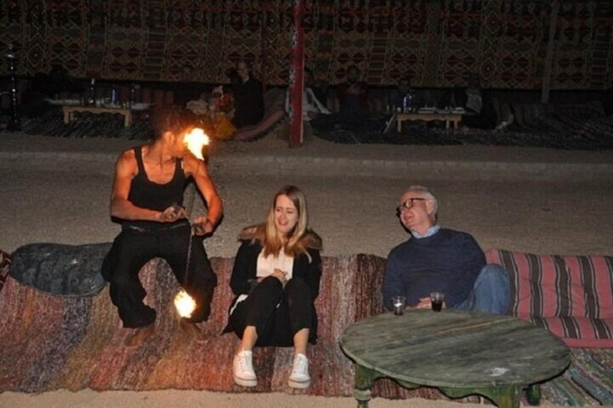 muž a žena sedící na gauči u ohně