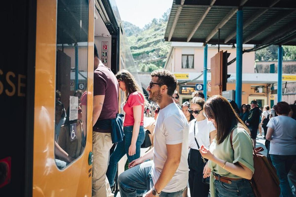 skupina lidí čekajících na nástup do autobusu