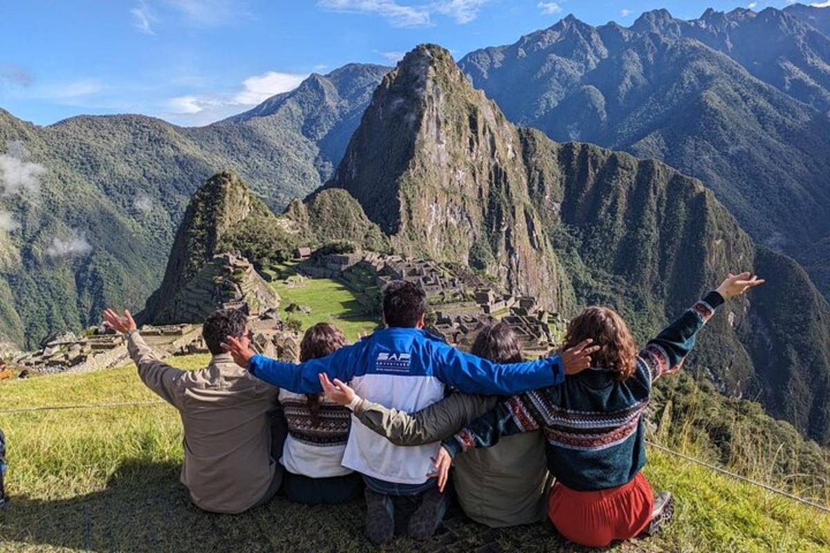sekumpulan orang yang duduk di atas gunung