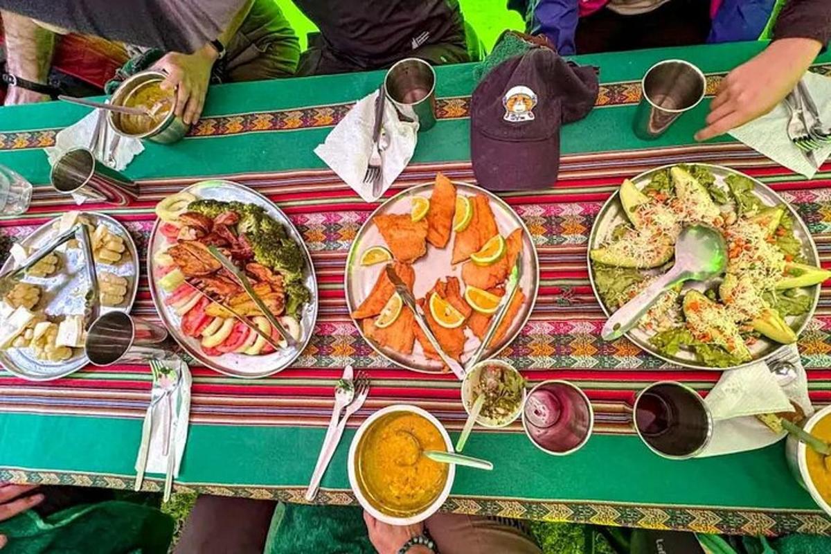 sebuah meja dengan banyak pinggan makanan di atasnya