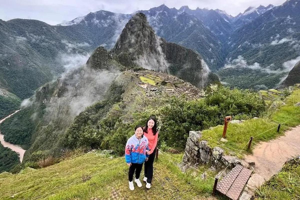 seorang wanita dan kanak-kanak berdiri di atas gunung