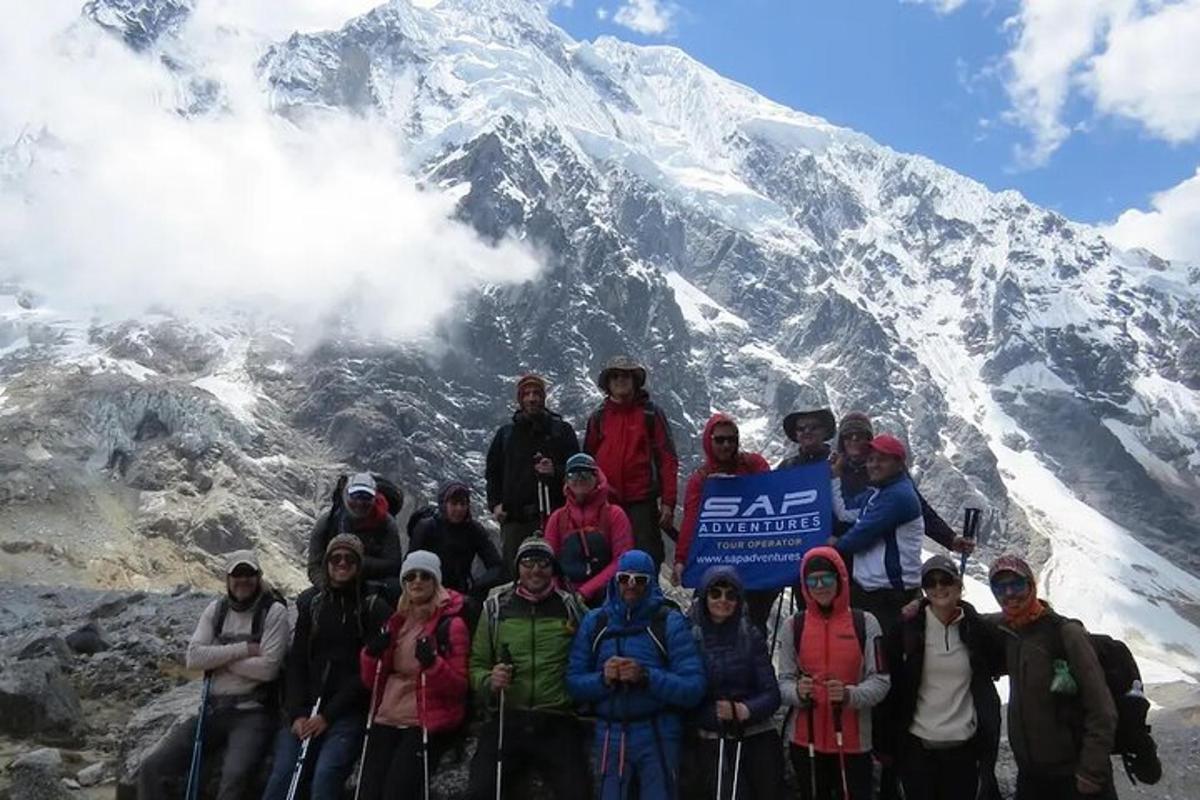 sekumpulan orang berdiri di hadapan gunung