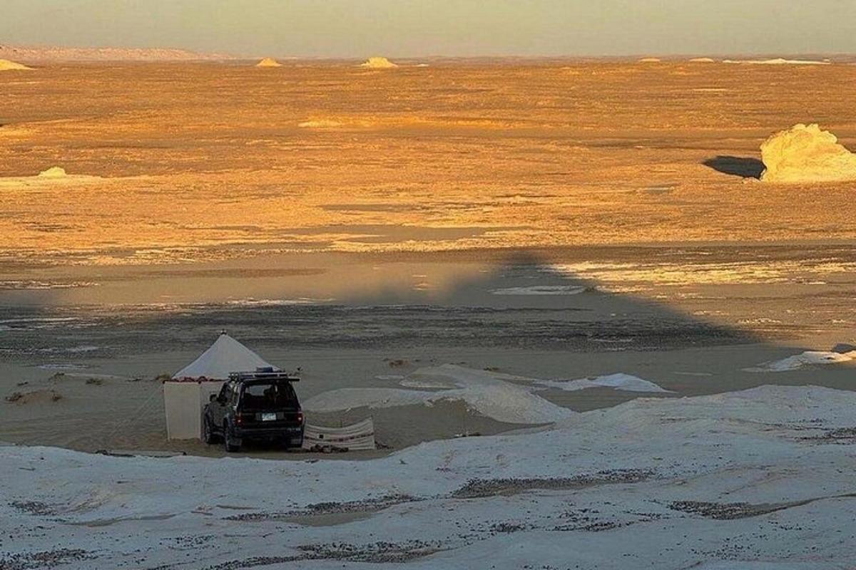 una tenda in mezzo a un campo di neve