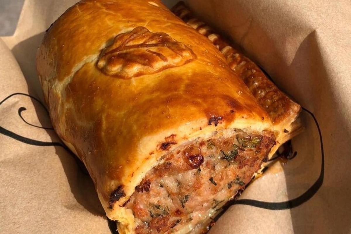cận cảnh một chiếc bánh pizza trong hộp