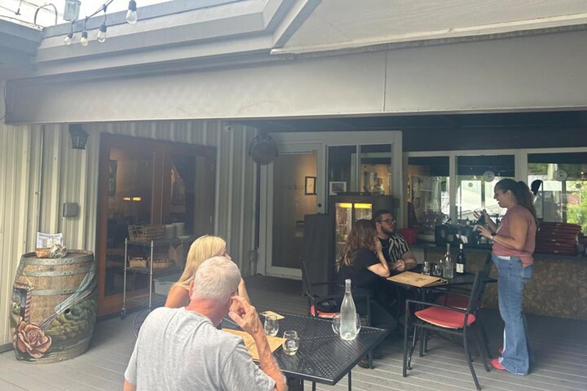 eine Gruppe von Menschen, die an Tischen in einem Restaurant sitzen