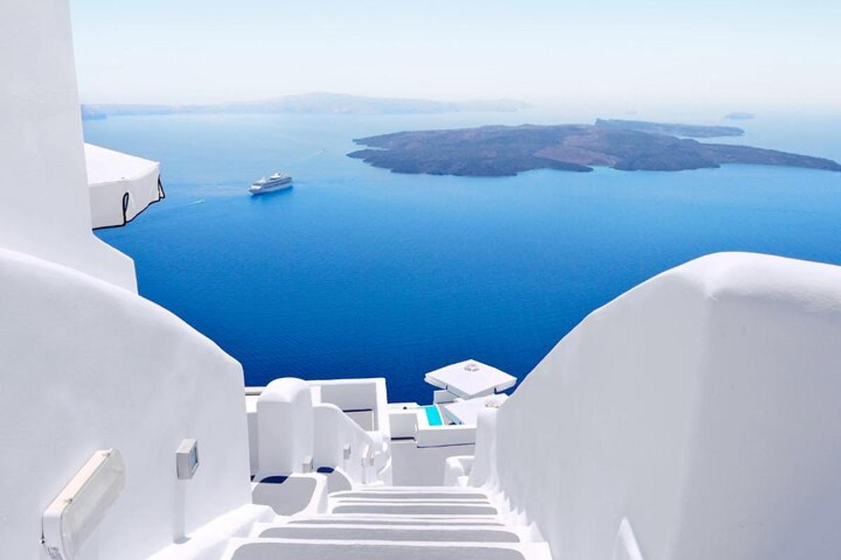 een uitzicht op de blauwe oceaan vanaf een eiland Santorini