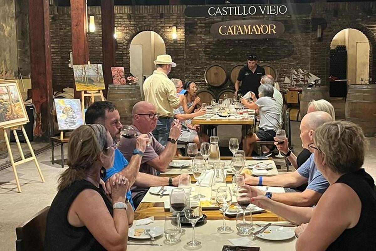 un gruppo di persone sedute attorno a un tavolo in un ristorante