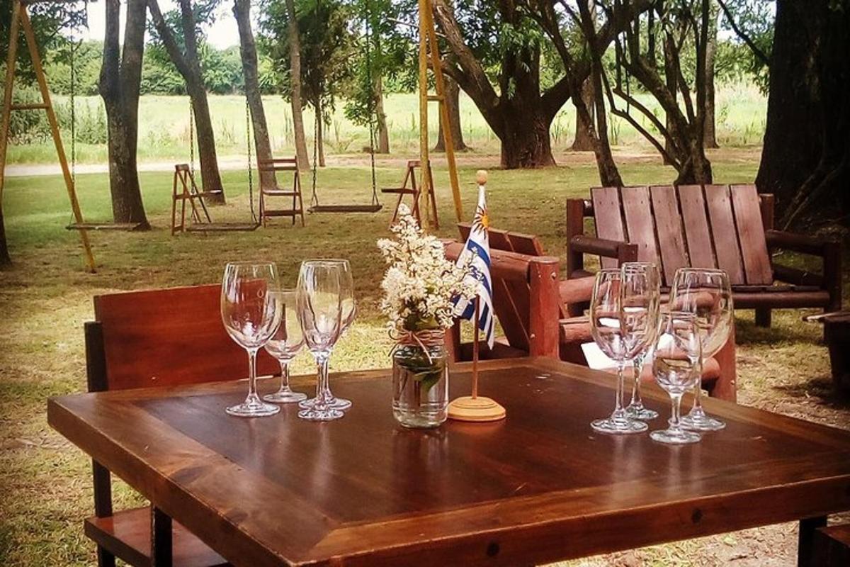 uma mesa de madeira com taças de vinho sobre ela