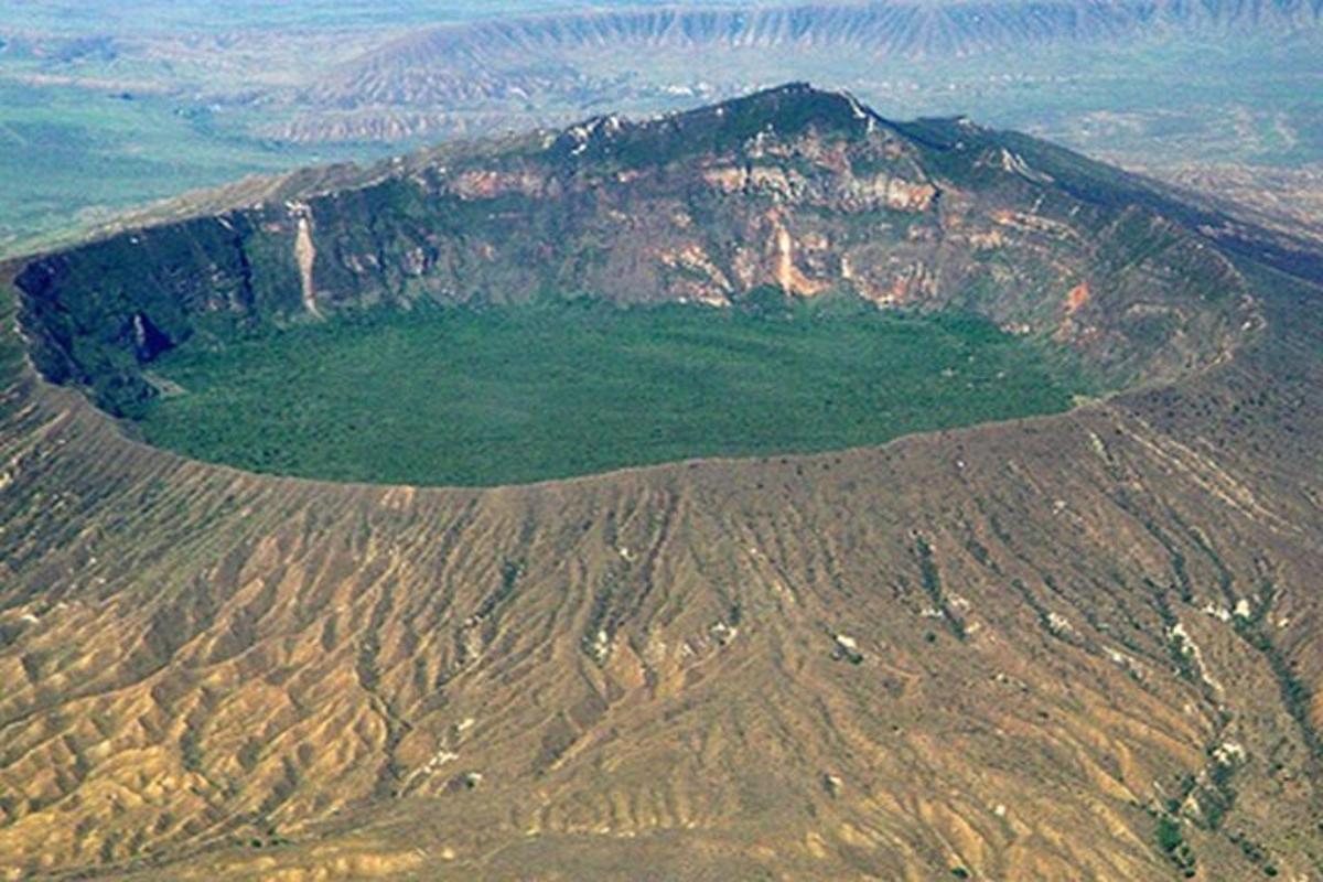 un'isola in mezzo a una montagna