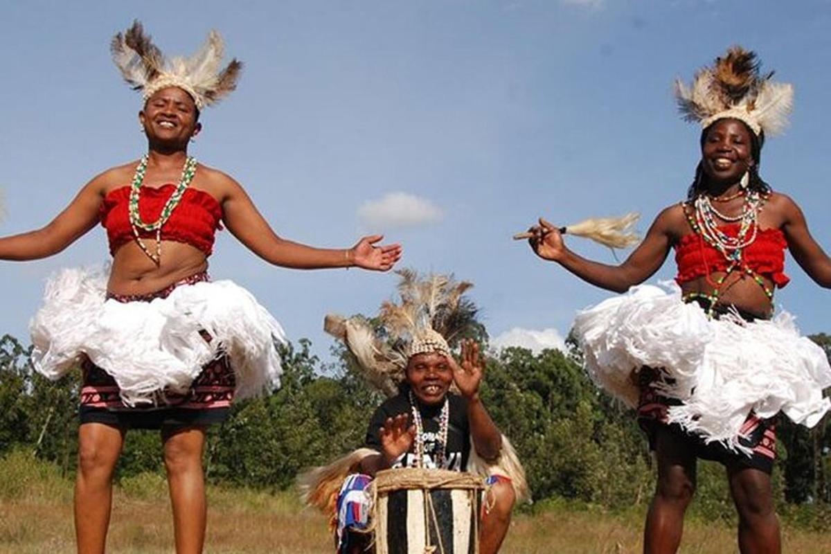 un gruppo di tre donne che eseguono una danza