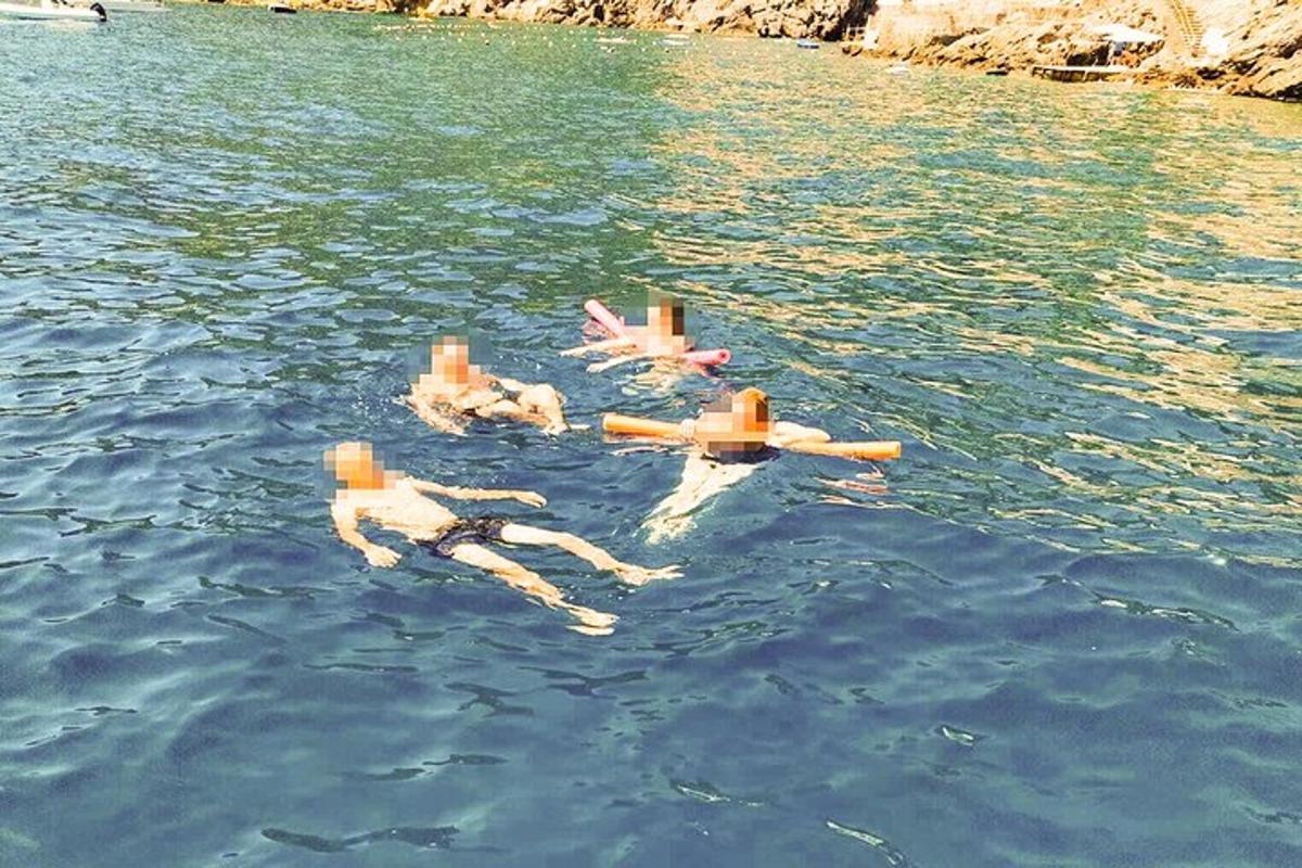 un grupo de personas flotando en el agua