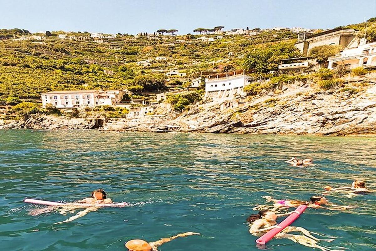 un grupo de personas nadando en el agua