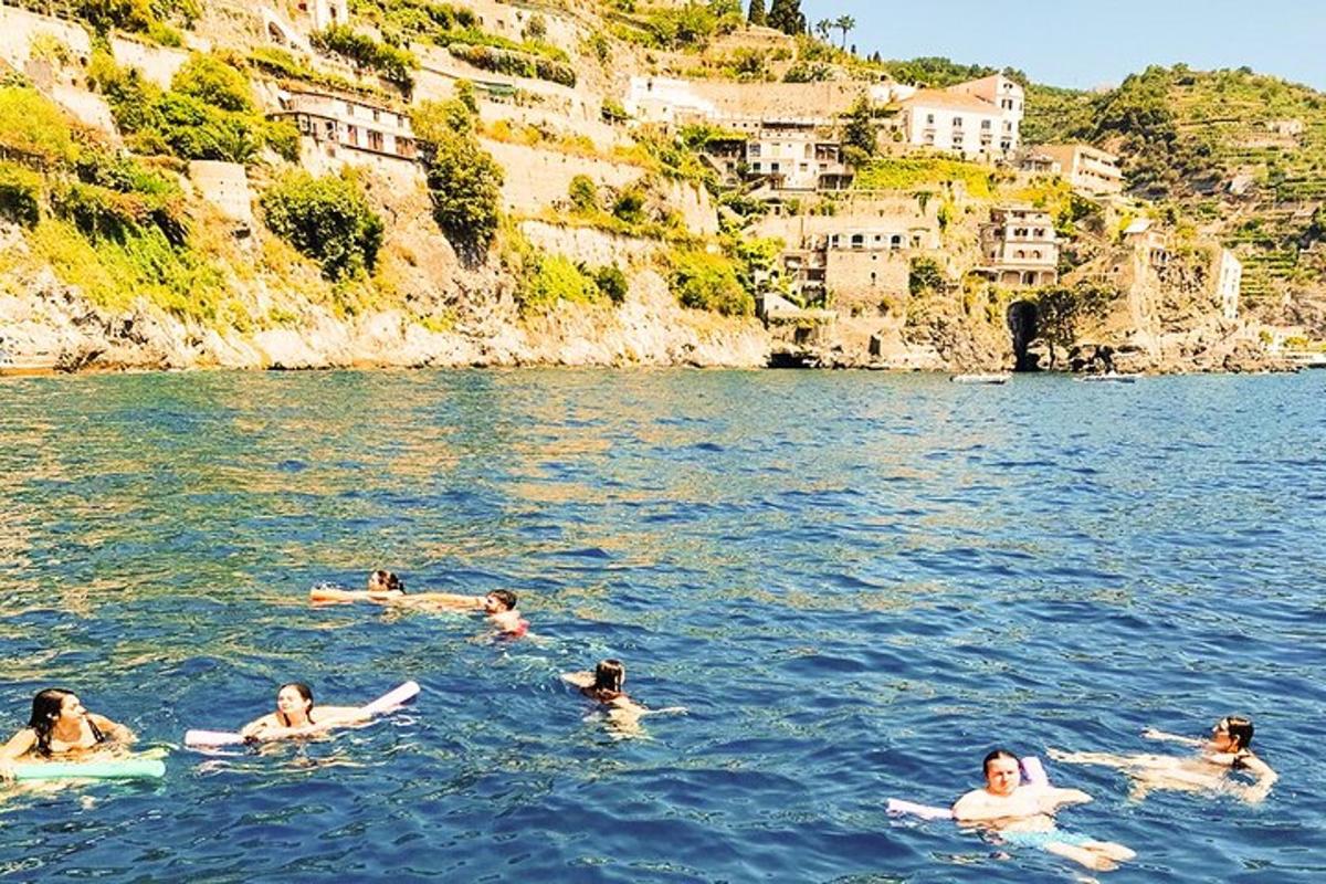 un grup de persones nedant a l'aigua