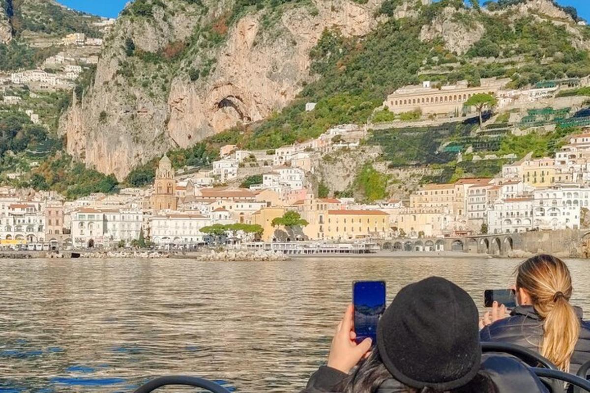 dues persones fent fotos d'una ciutat sobre l'aigua