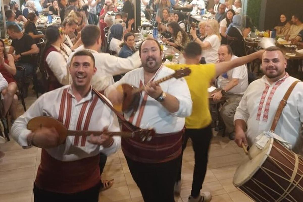 μια ομάδα ανδρών που παίζουν μουσικά όργανα μπροστά σε ένα πλήθος
