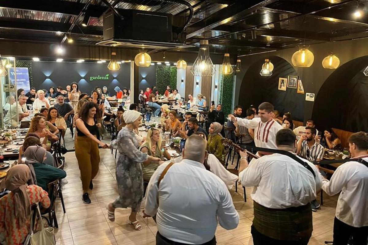μια ομάδα ανθρώπων που στέκονται σε ένα δωμάτιο με πλήθος