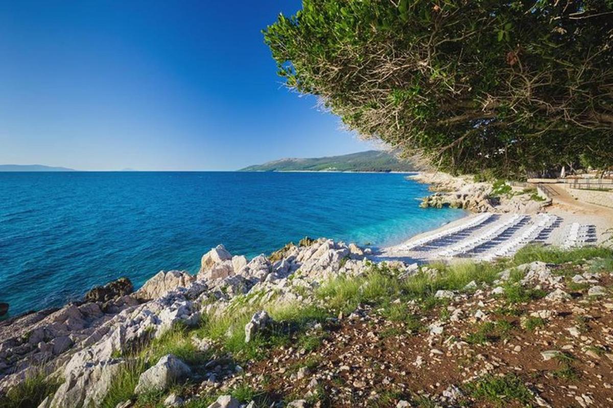 plaža s kupom stopnic v vodi