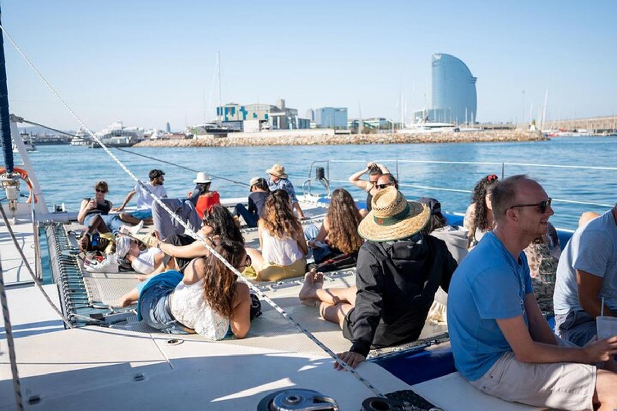 een groep mensen die op een boot in het water zitten
