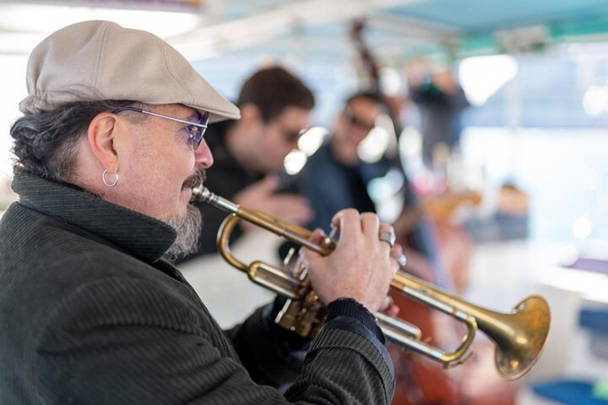 trombon çalan bir adam