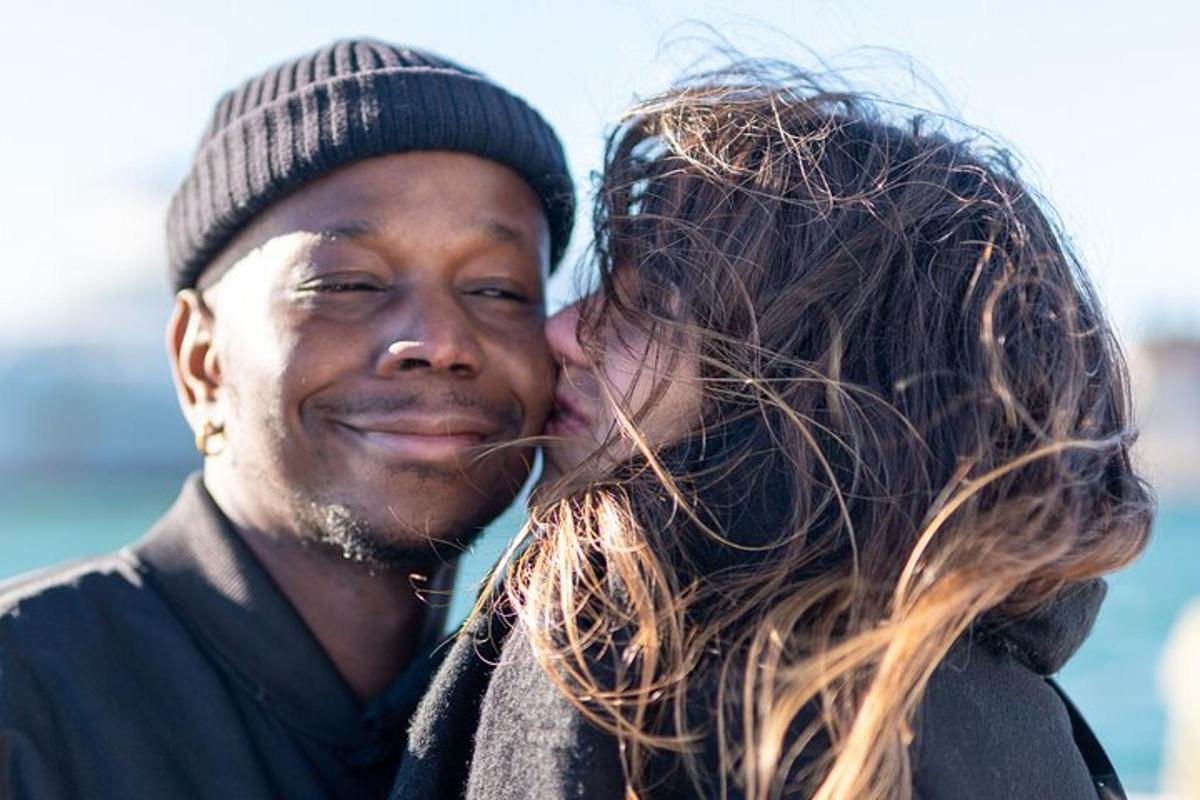 een man en een vrouw kussen elkaar
