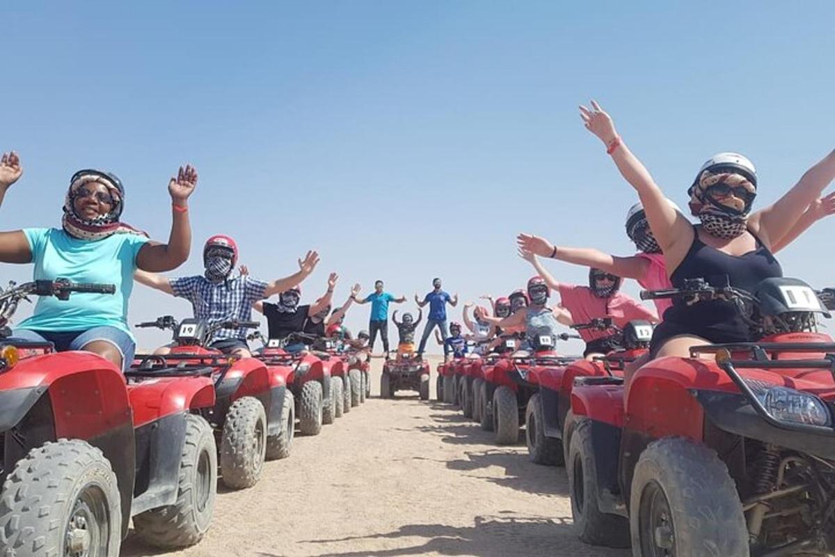 egy csoport ember ATV-ken a porban
