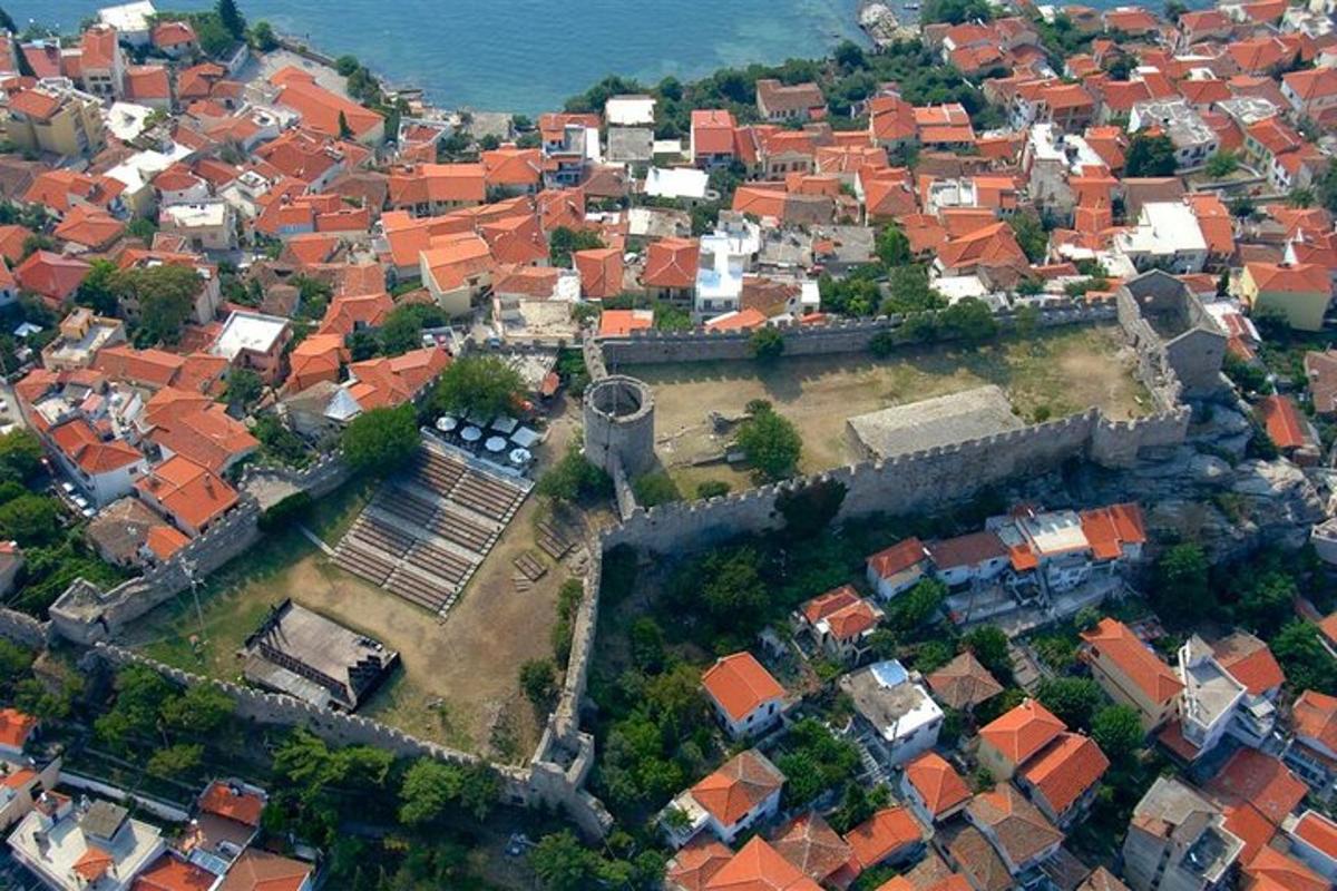 một góc nhìn từ trên không của một thành phố có mái nhà màu đỏ